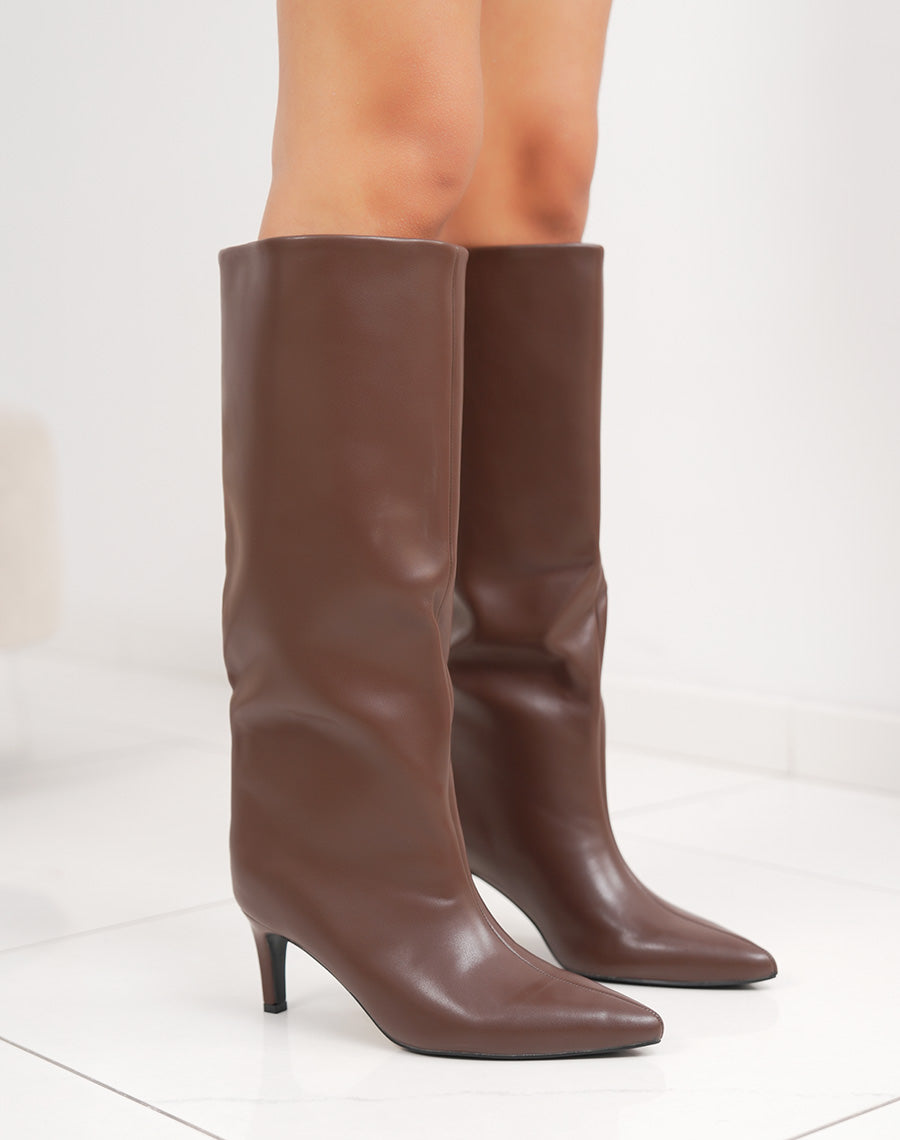 Bottes marrons à talon aiguille et bout pointu