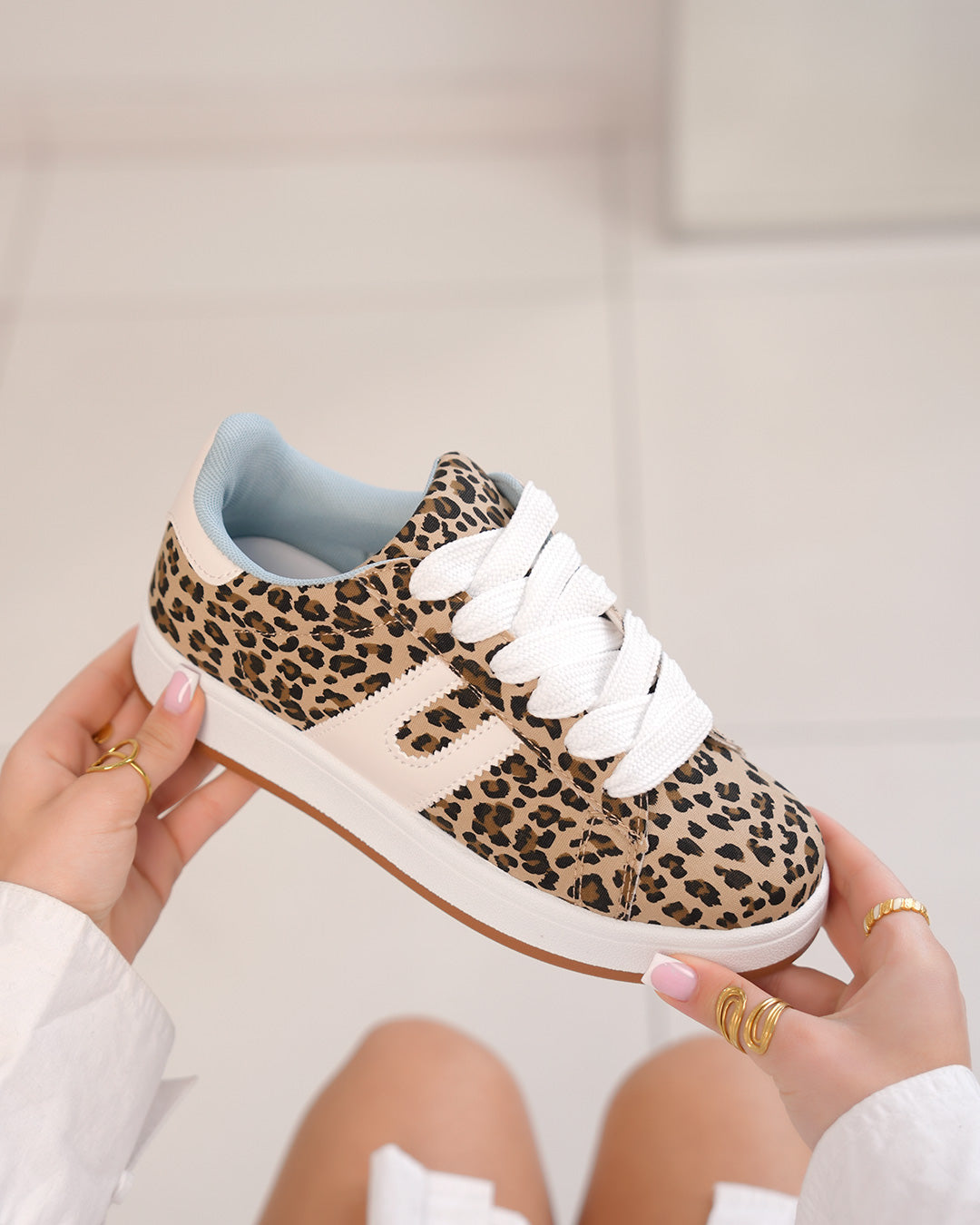 Basket femme à motif léopard avec détails blancs et intérieur bleu ciel