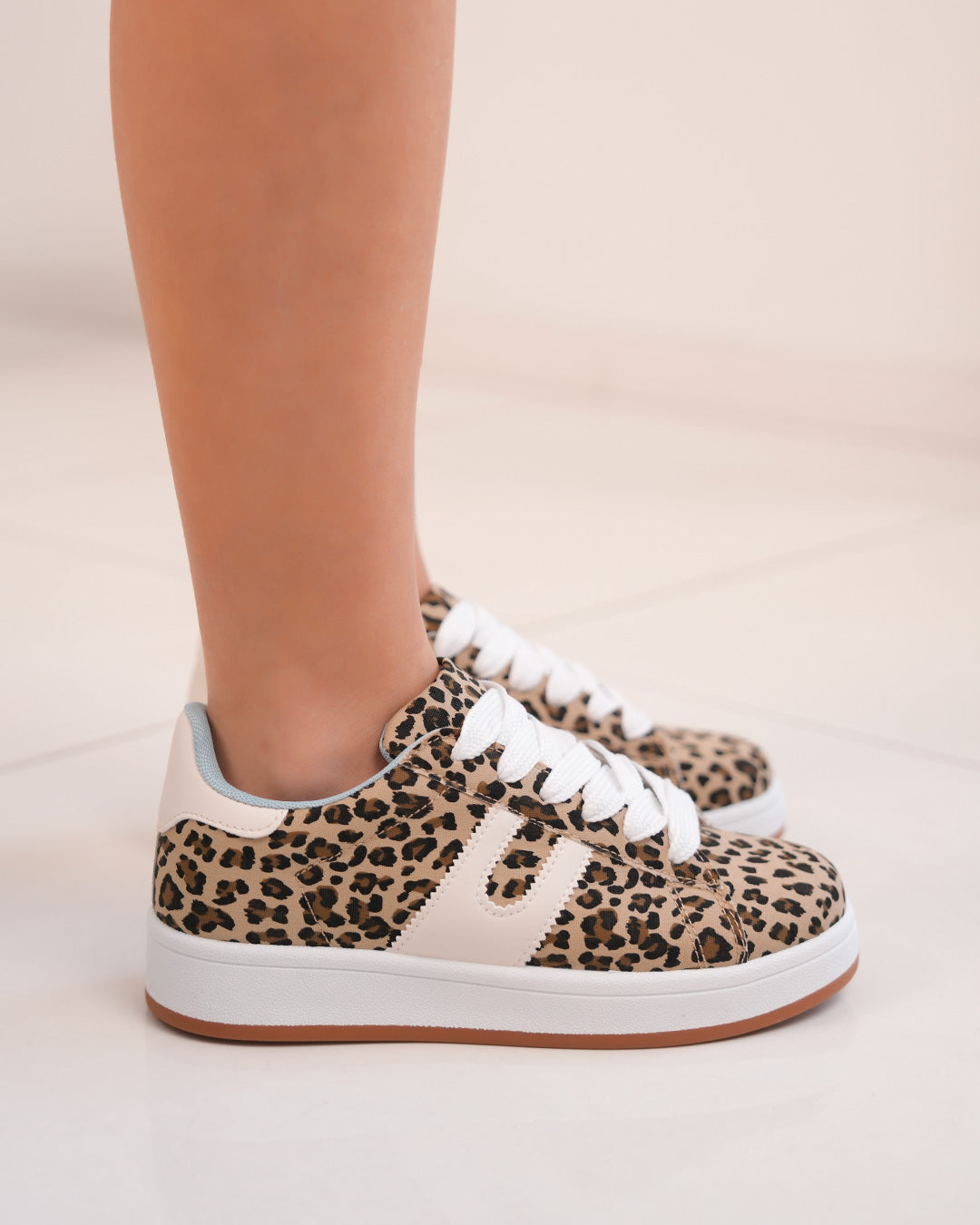 Basket femme à motif léopard avec détails blancs et intérieur bleu ciel