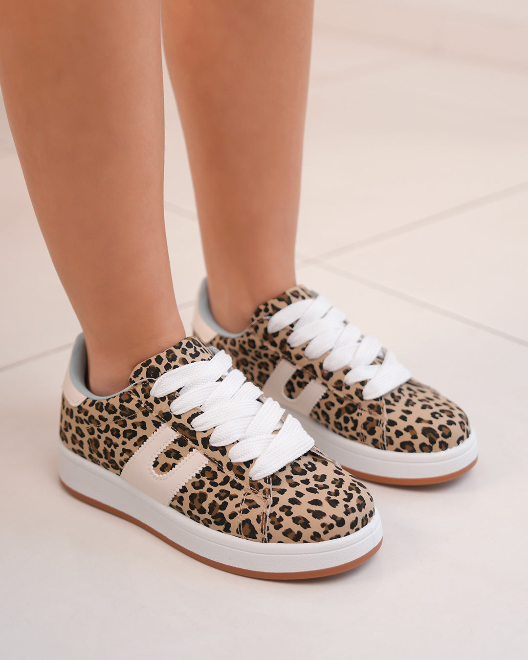 Basket femme à motif léopard avec détails blancs et intérieur bleu ciel