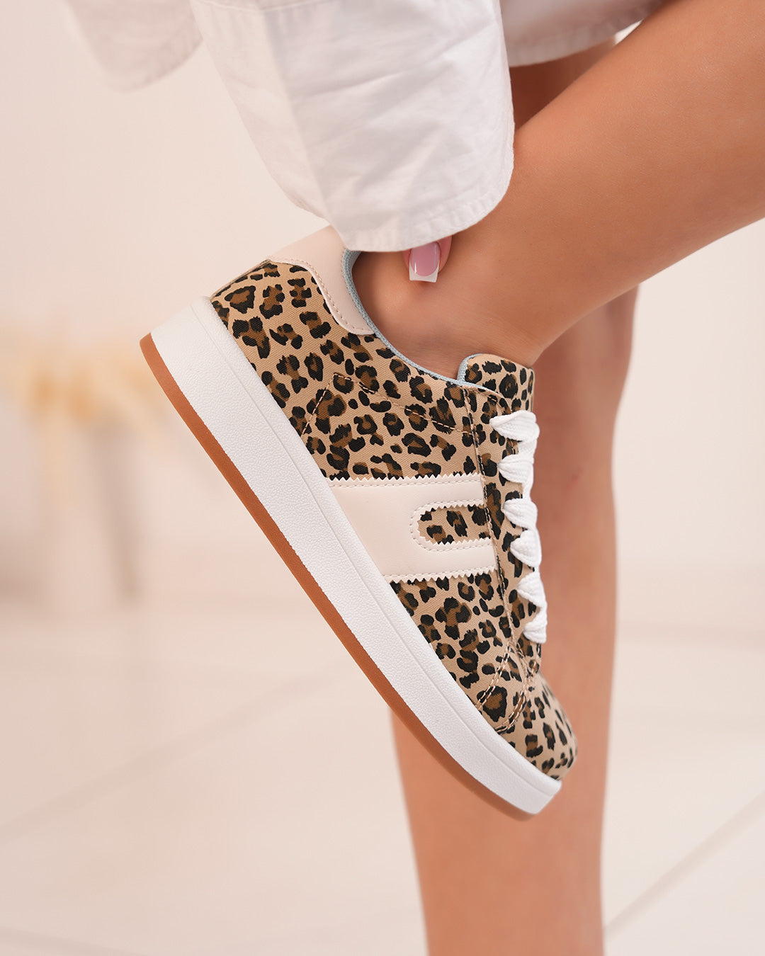 Basket femme à motif léopard avec détails blancs et intérieur bleu ciel
