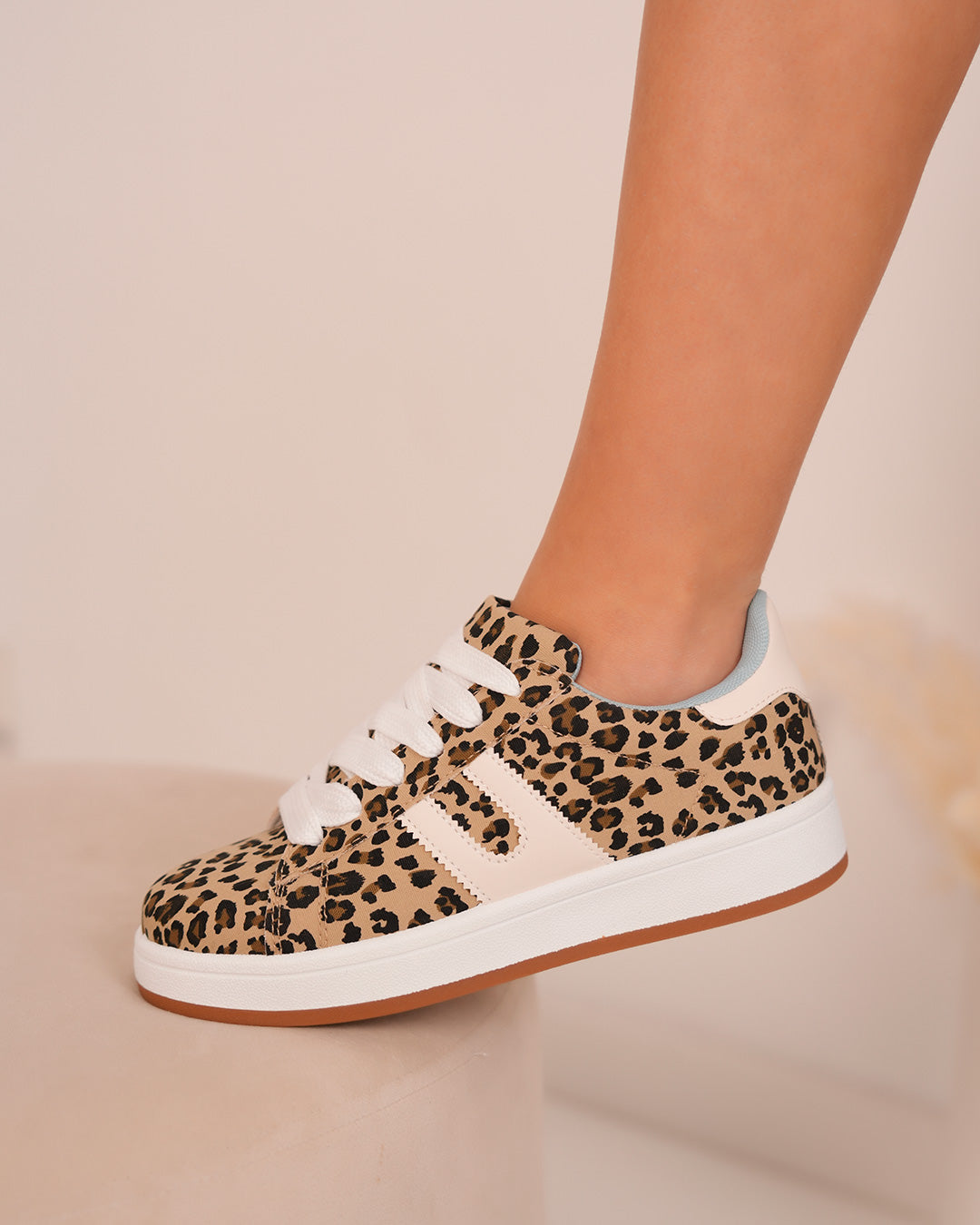 Basket femme à motif léopard avec détails blancs et intérieur bleu ciel