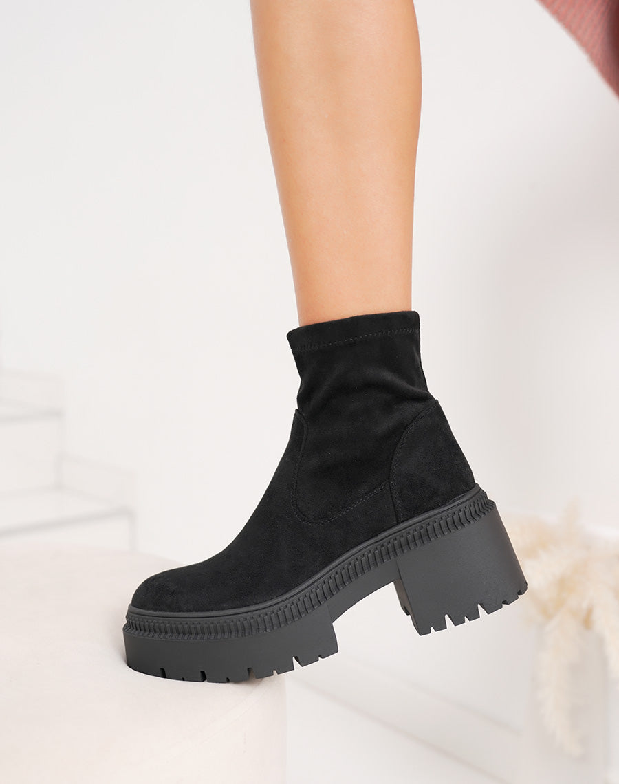 Bottines noires en suédine à plateforme et semelle crantée
