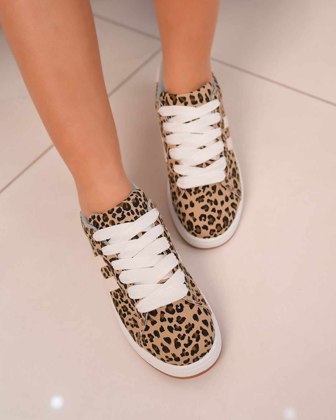 Basket femme à motif léopard avec détails blancs et intérieur bleu ciel