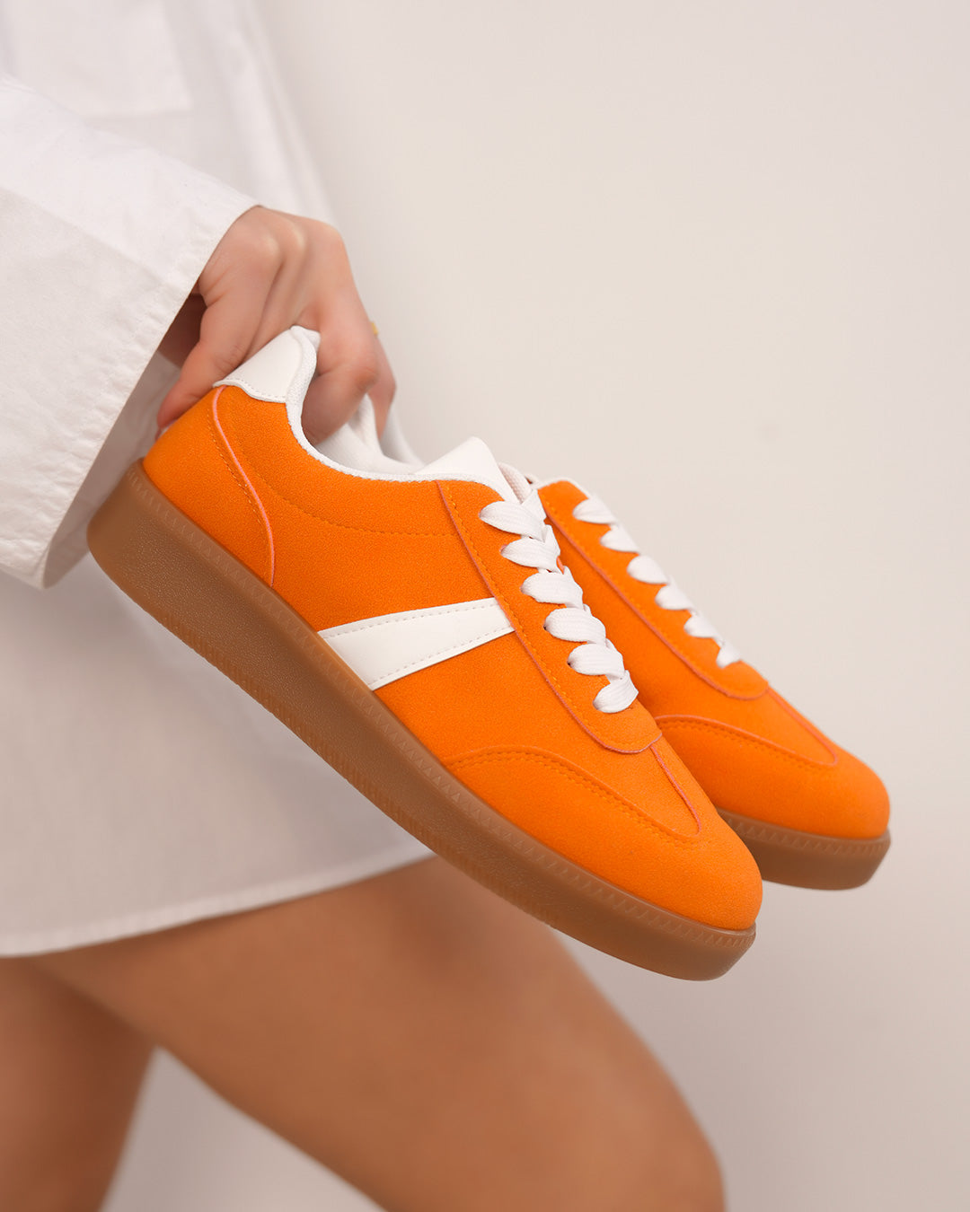 Basket femme en suédine orange avec bande blanche et semelle marron