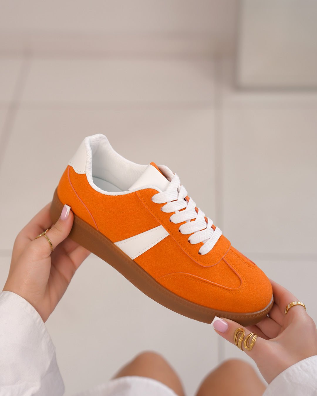 Basket femme en suédine orange avec bande blanche et semelle marron
