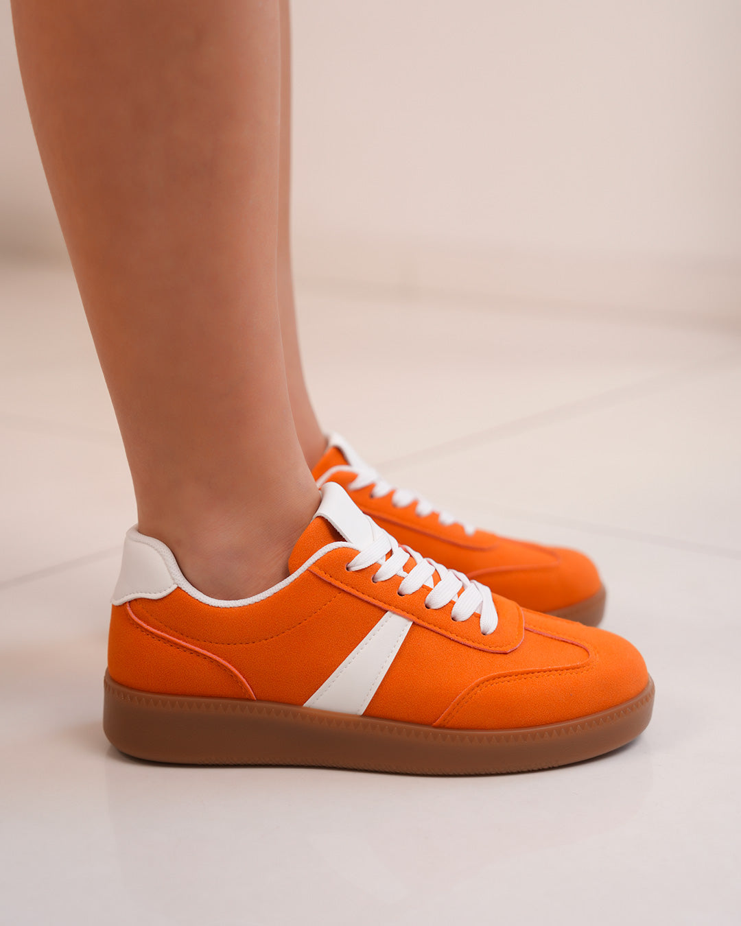 Basket femme en suédine orange avec bande blanche et semelle marron