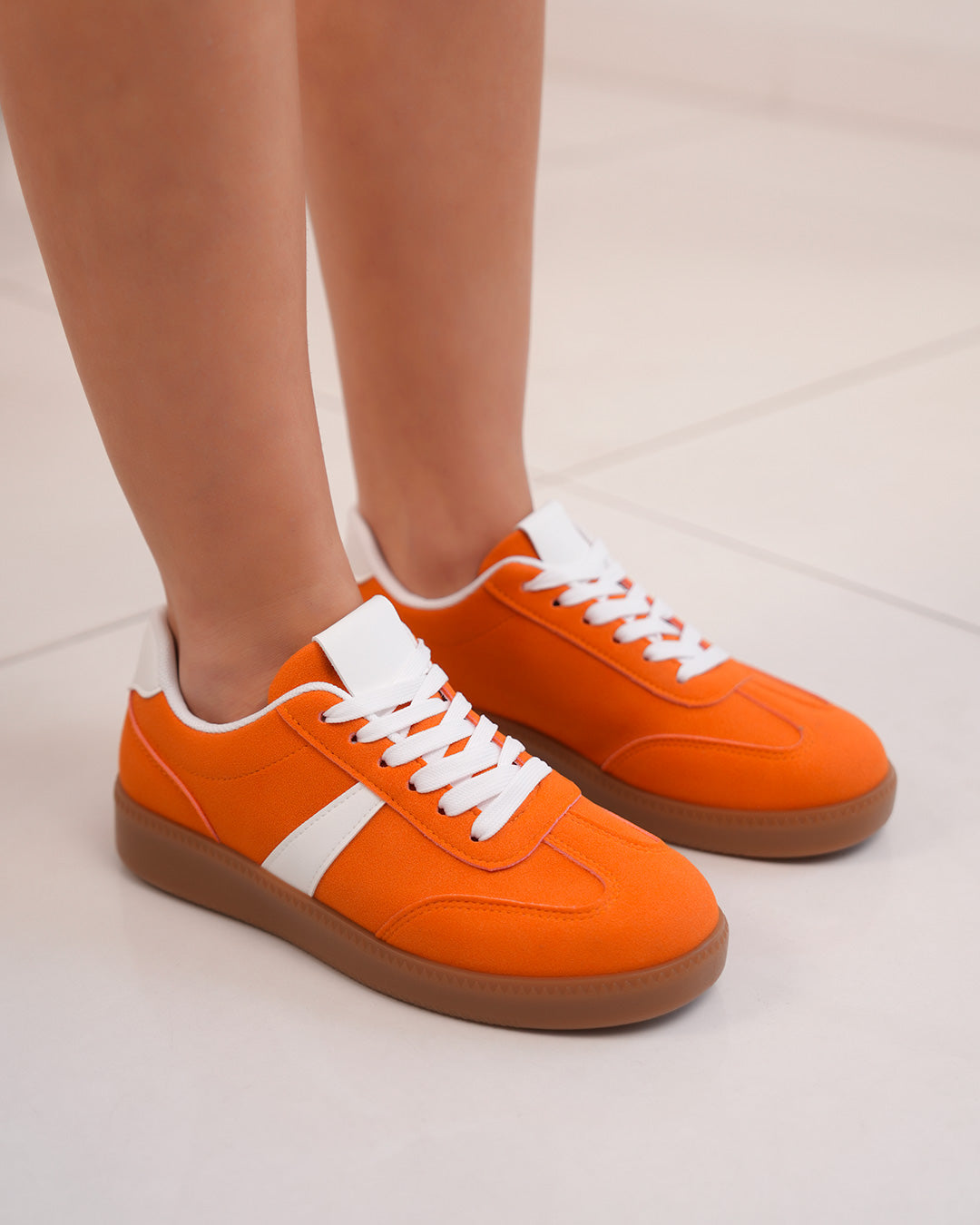 Basket femme en suédine orange avec bande blanche et semelle marron