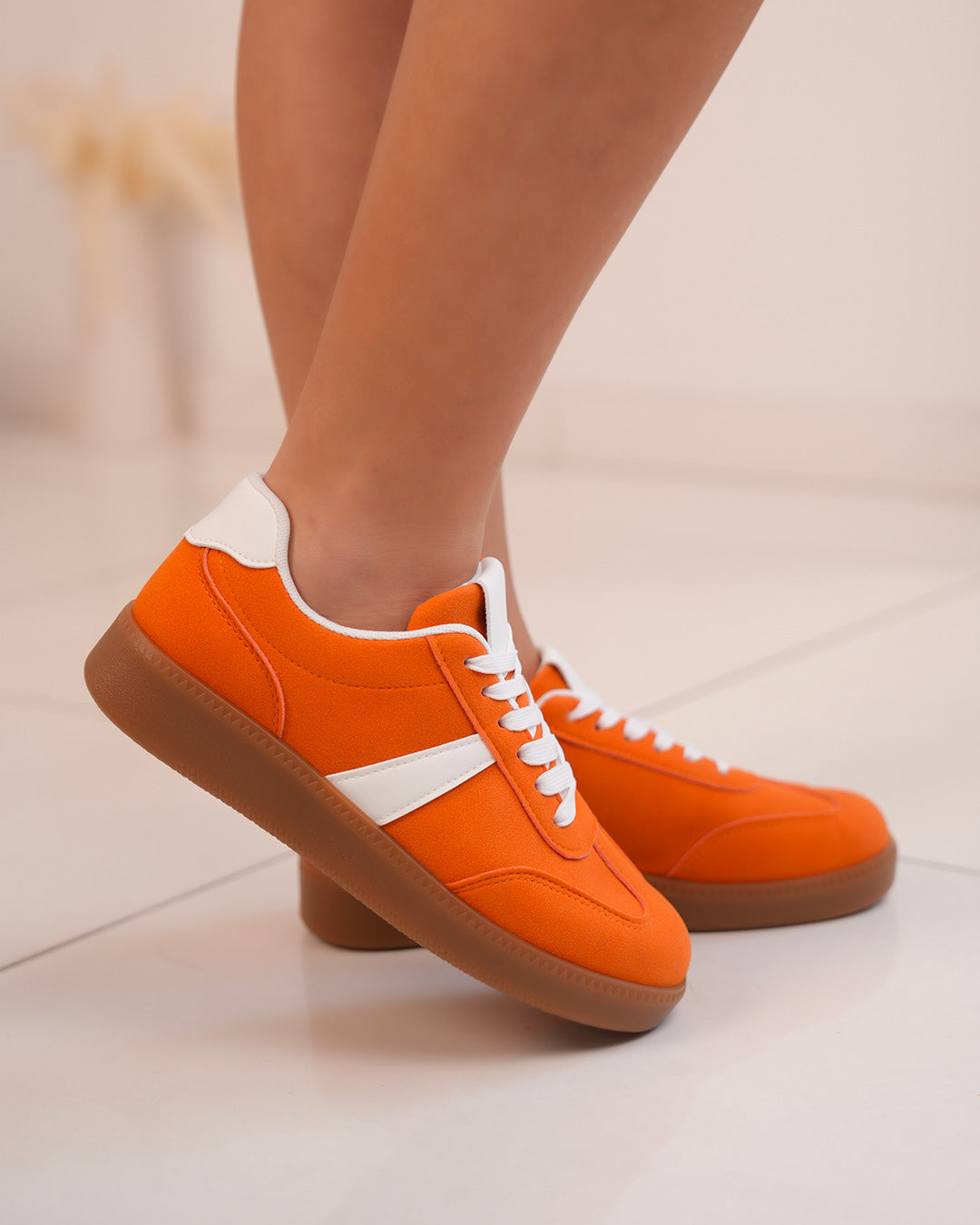 Basket femme en suédine orange avec bande blanche et semelle marron