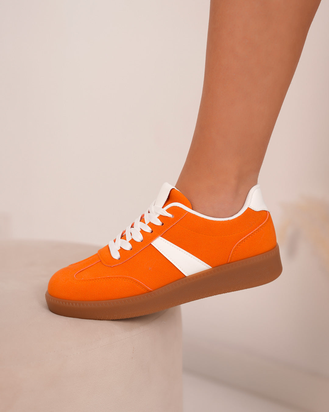 Basket femme en suédine orange avec bande blanche et semelle marron