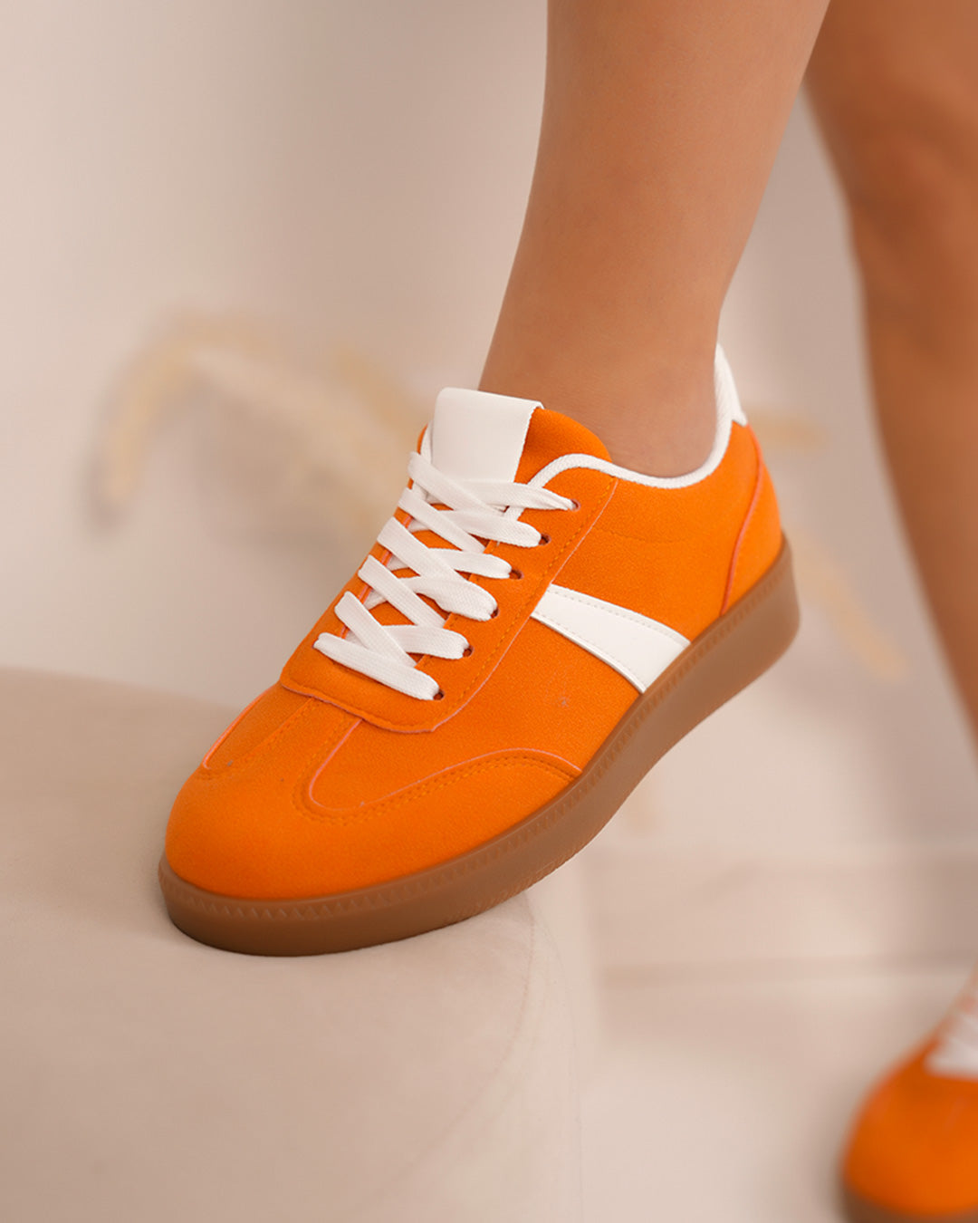 Basket femme en suédine orange avec bande blanche et semelle marron