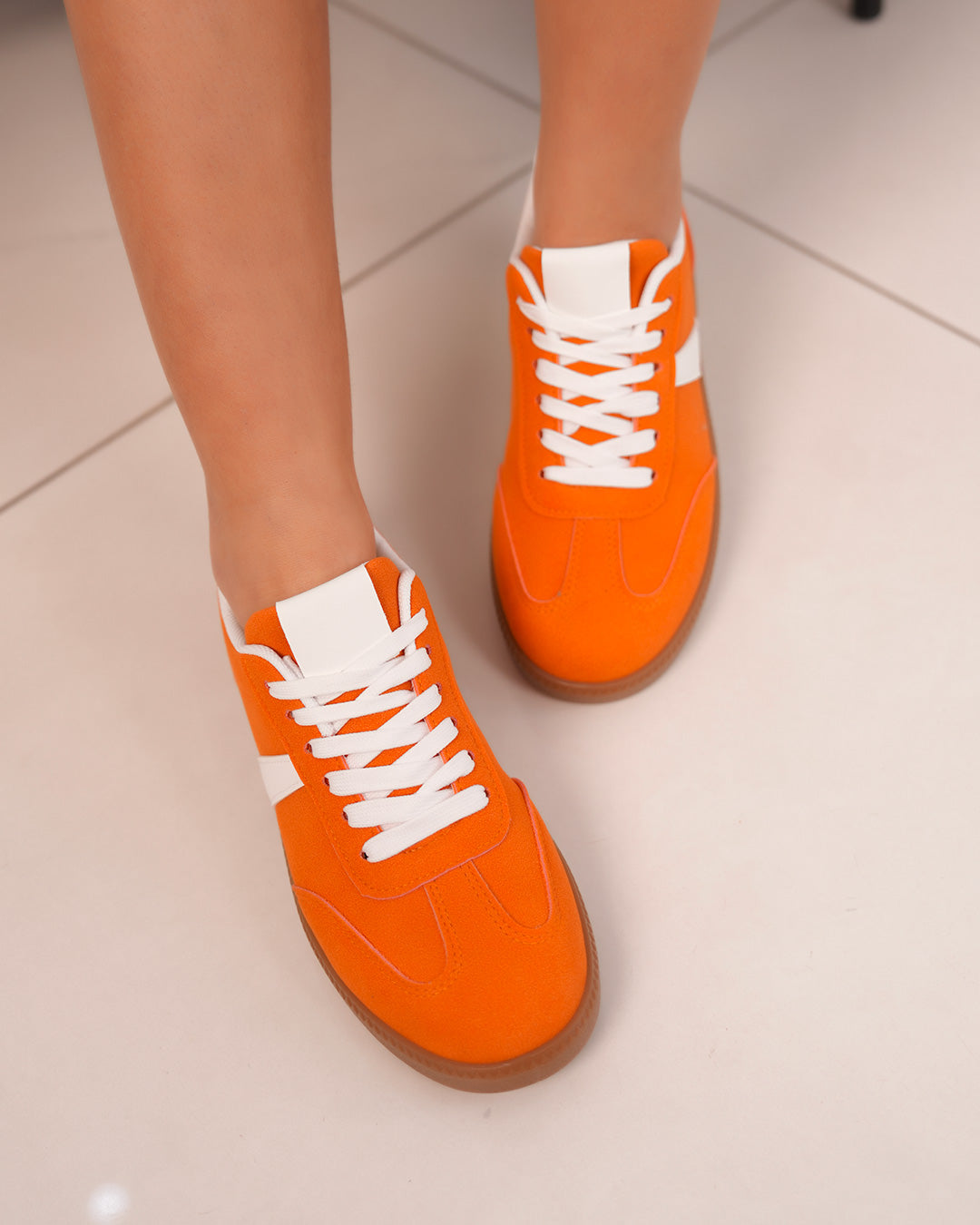 Basket femme en suédine orange avec bande blanche et semelle marron
