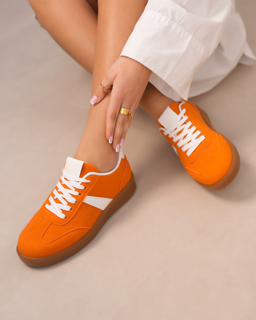 Basket femme en suédine orange avec bande blanche et semelle marron
