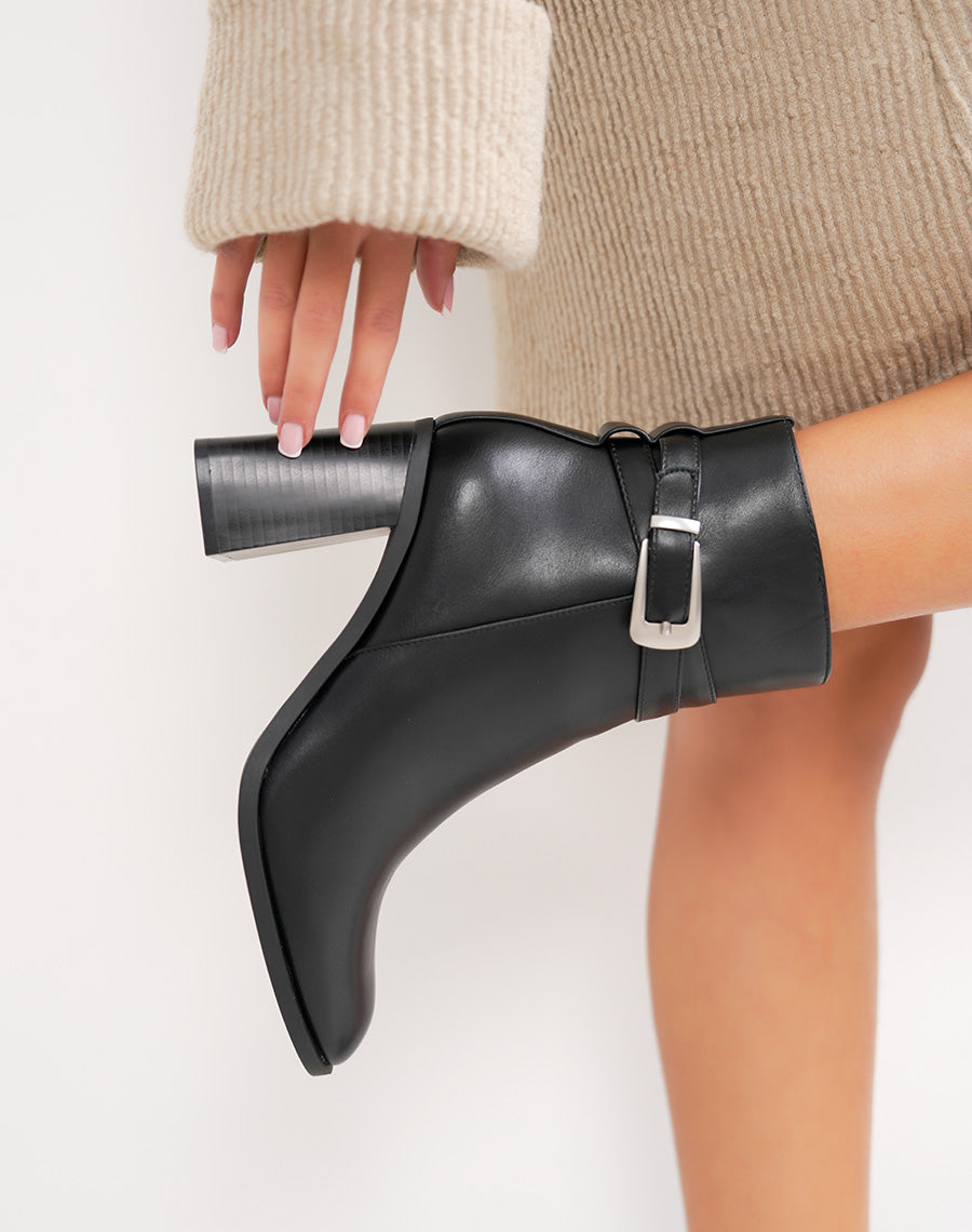Bottines noires à sangle boucle argentée et talon haut épais