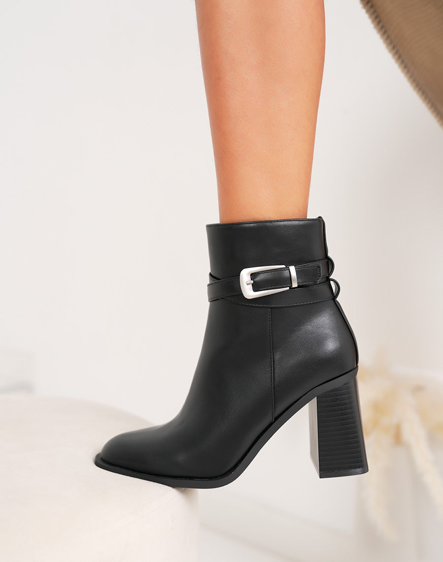 Bottines noires à sangle boucle argentée et talon haut épais