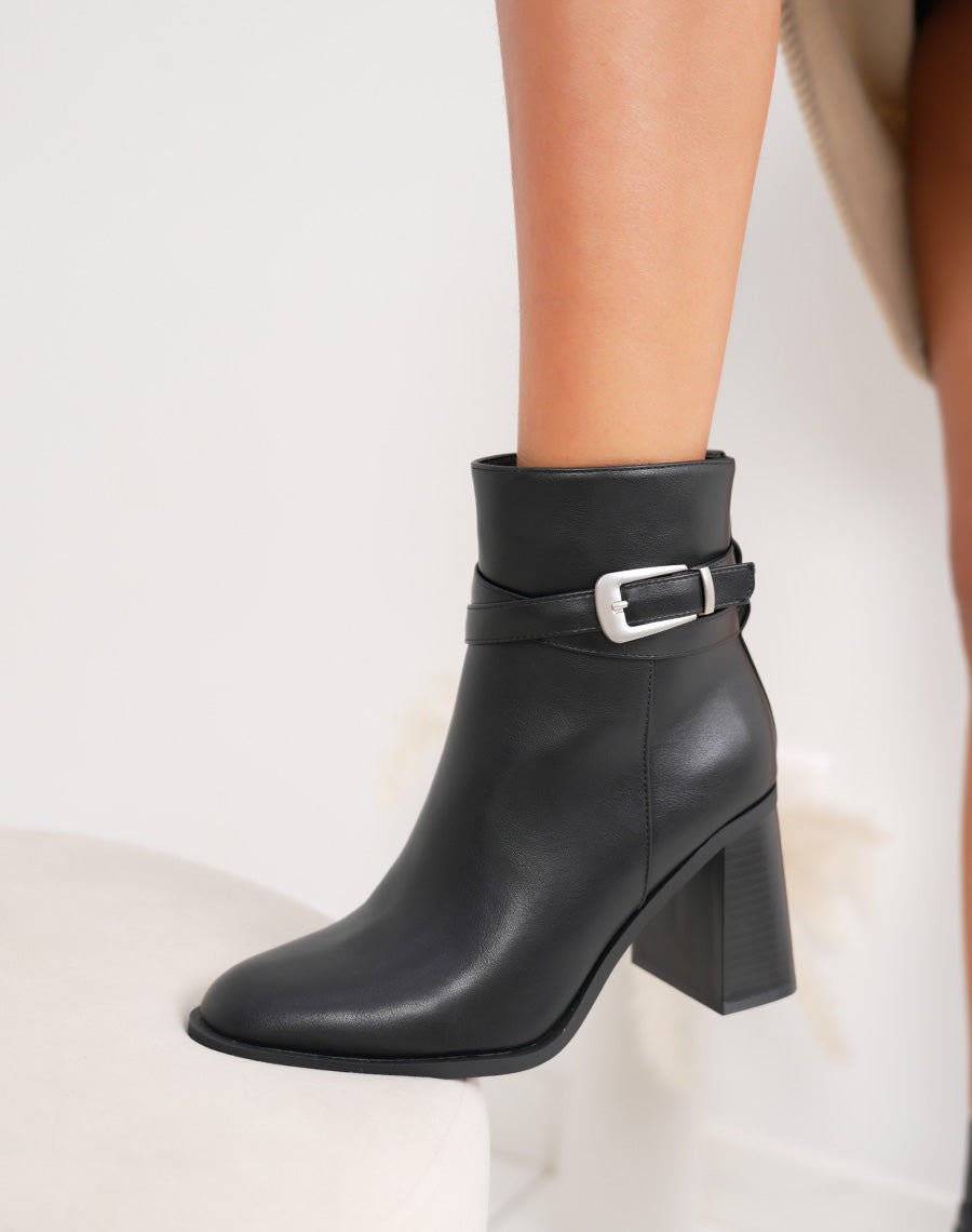 Bottines noires à sangle boucle argentée et talon haut épais