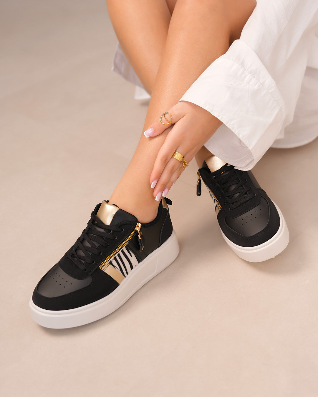 Basket femme noire avec fermeture éclair et motif zébré doré