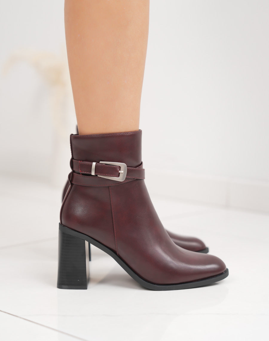 Bottines bordeaux à sangle boucle argentée et talon haut épais