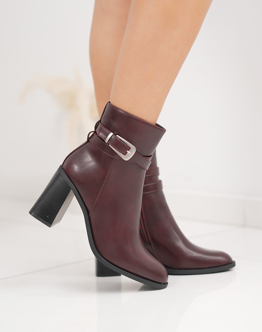 Bottines bordeaux à sangle boucle argentée et talon haut épais