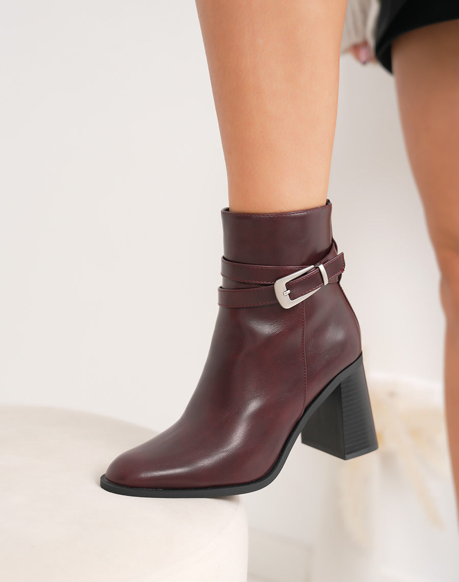 Bottines bordeaux à sangle boucle argentée et talon haut épais