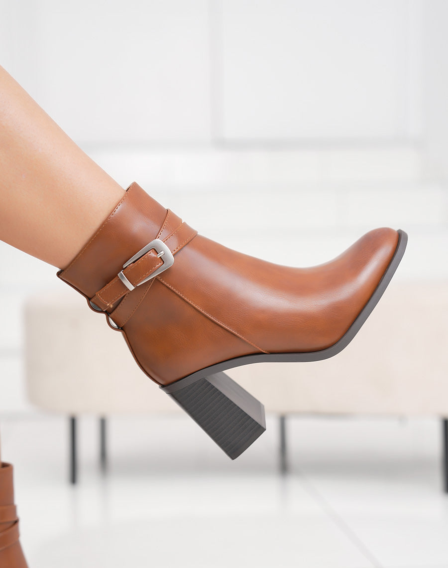 Bottines camel à sangle boucle argentée et talon haut épais