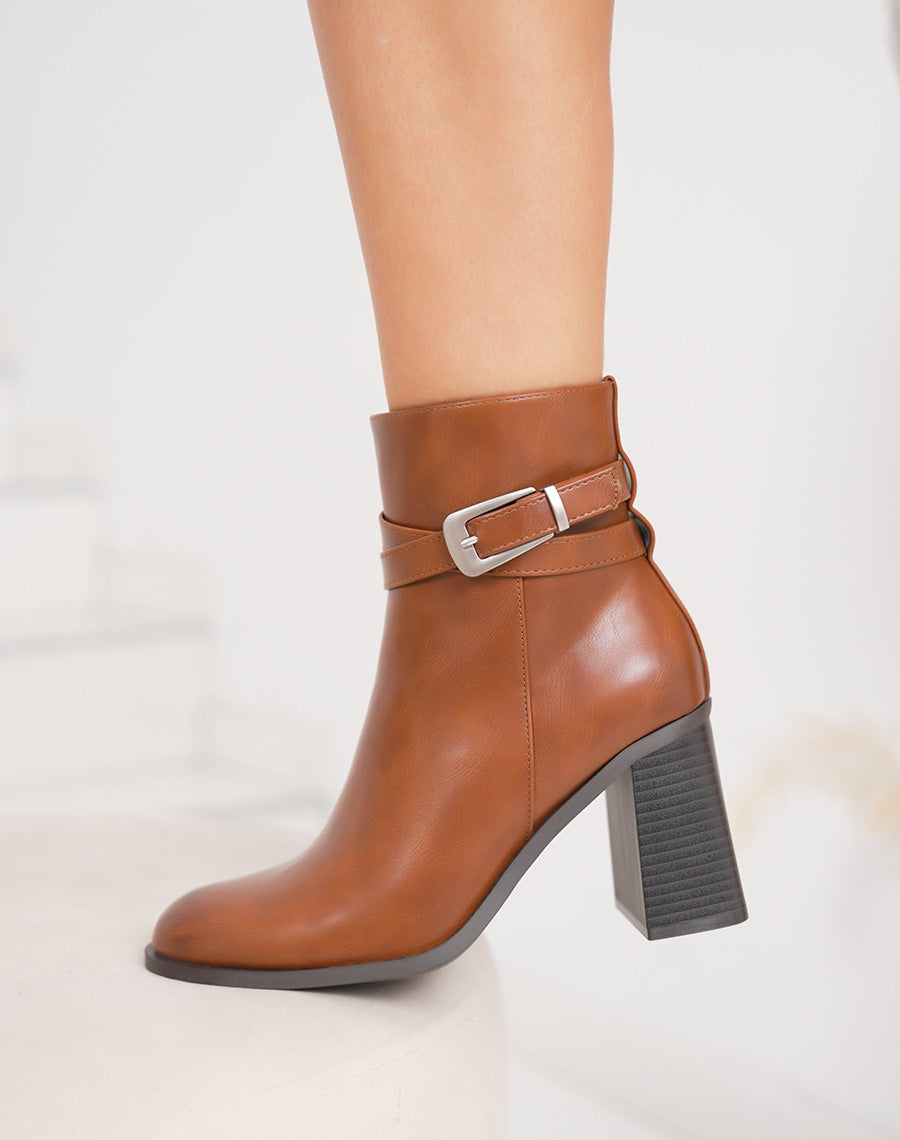 Bottines camel à sangle boucle argentée et talon haut épais