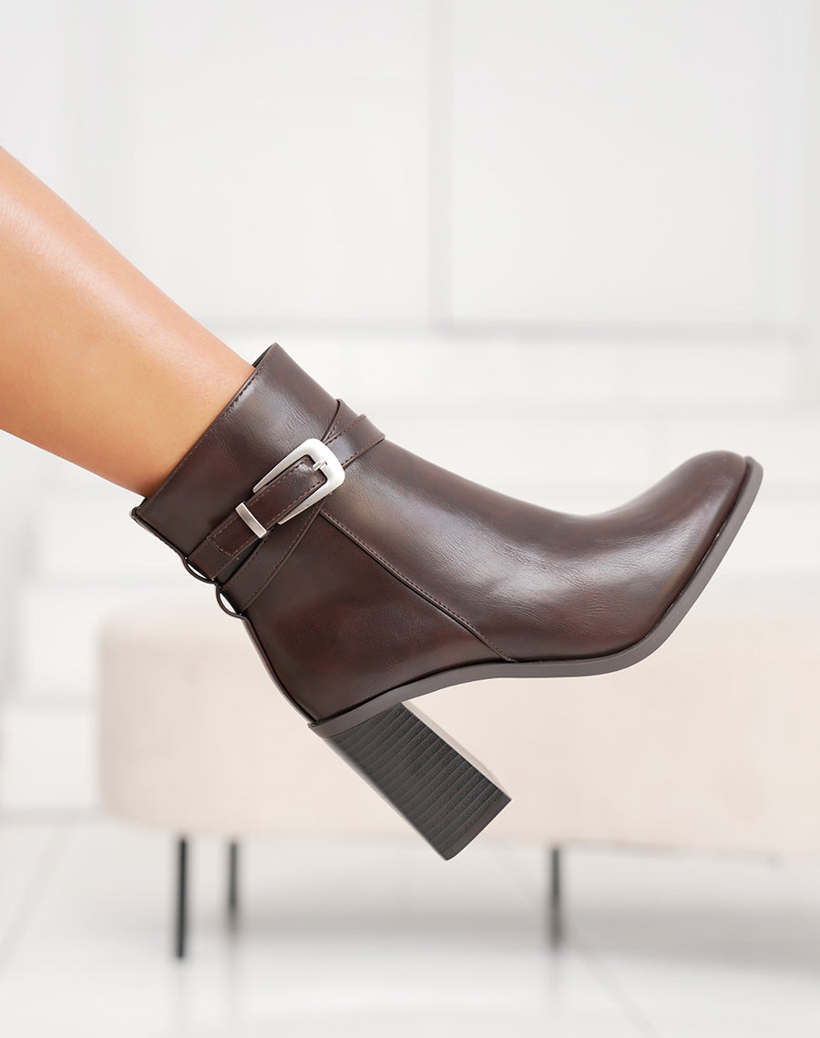 Bottines marron à sangle boucle argentée et talon haut épais