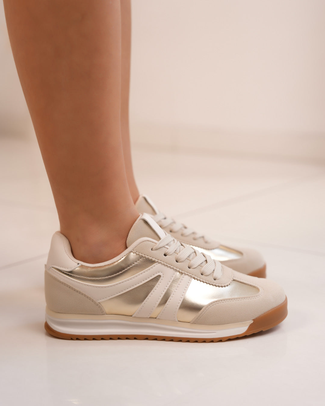 Basket femme beige avec empiècement doré et semelle crantée