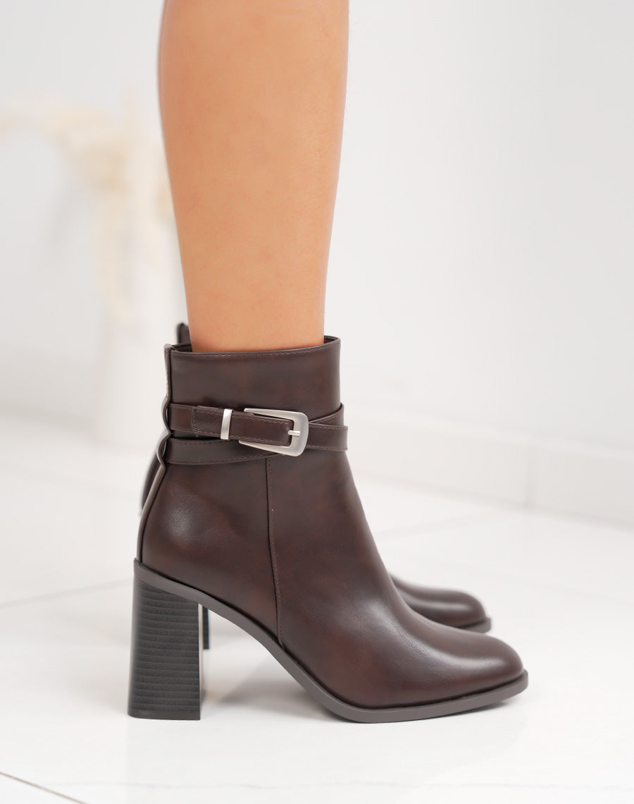 Bottines marron à sangle boucle argentée et talon haut épais