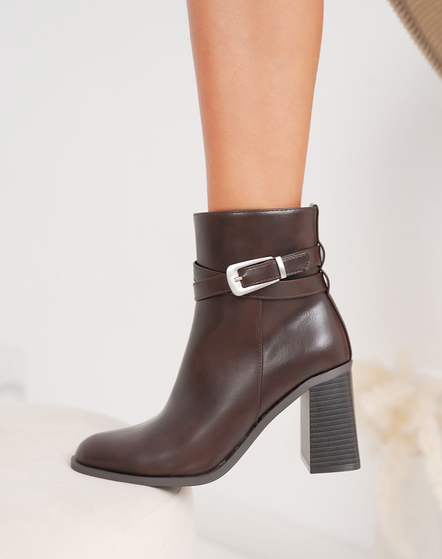 Bottines marron à sangle boucle argentée et talon haut épais