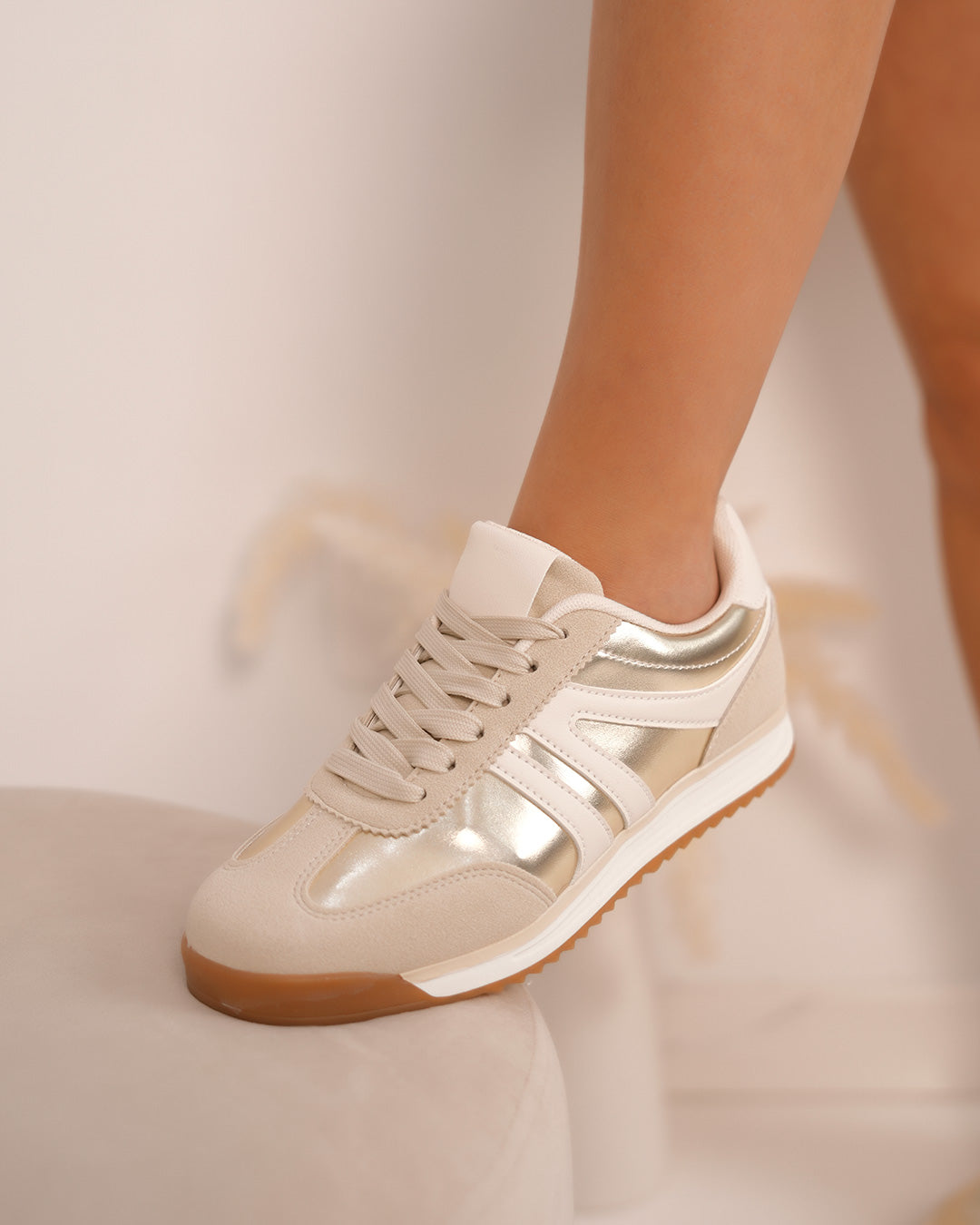 Basket femme beige avec empiècement doré et semelle crantée