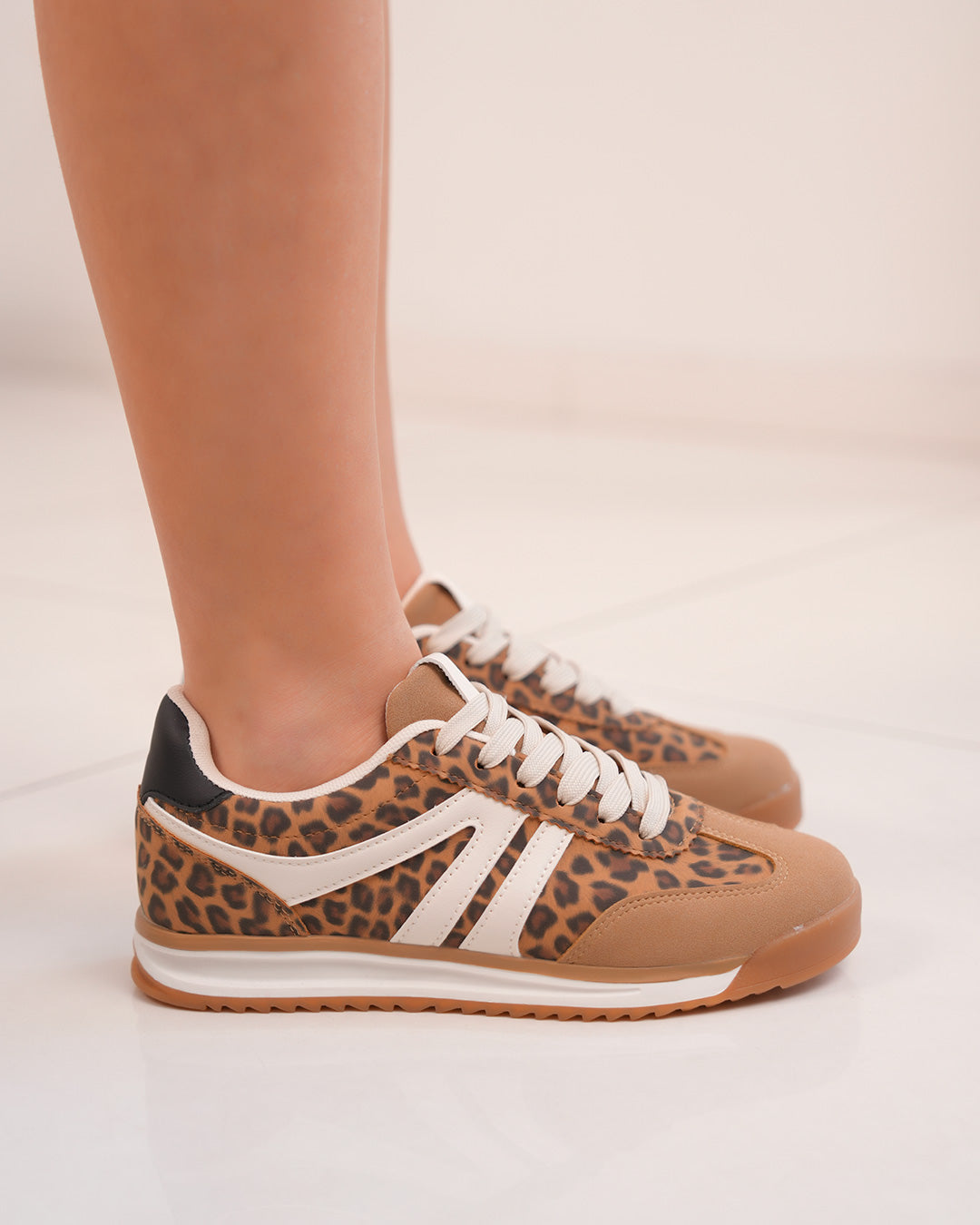 Basket femme marron à imprimé léopard et bandes blanches