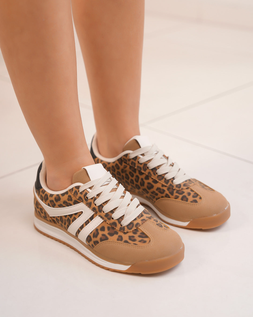 Basket femme marron à imprimé léopard et bandes blanches