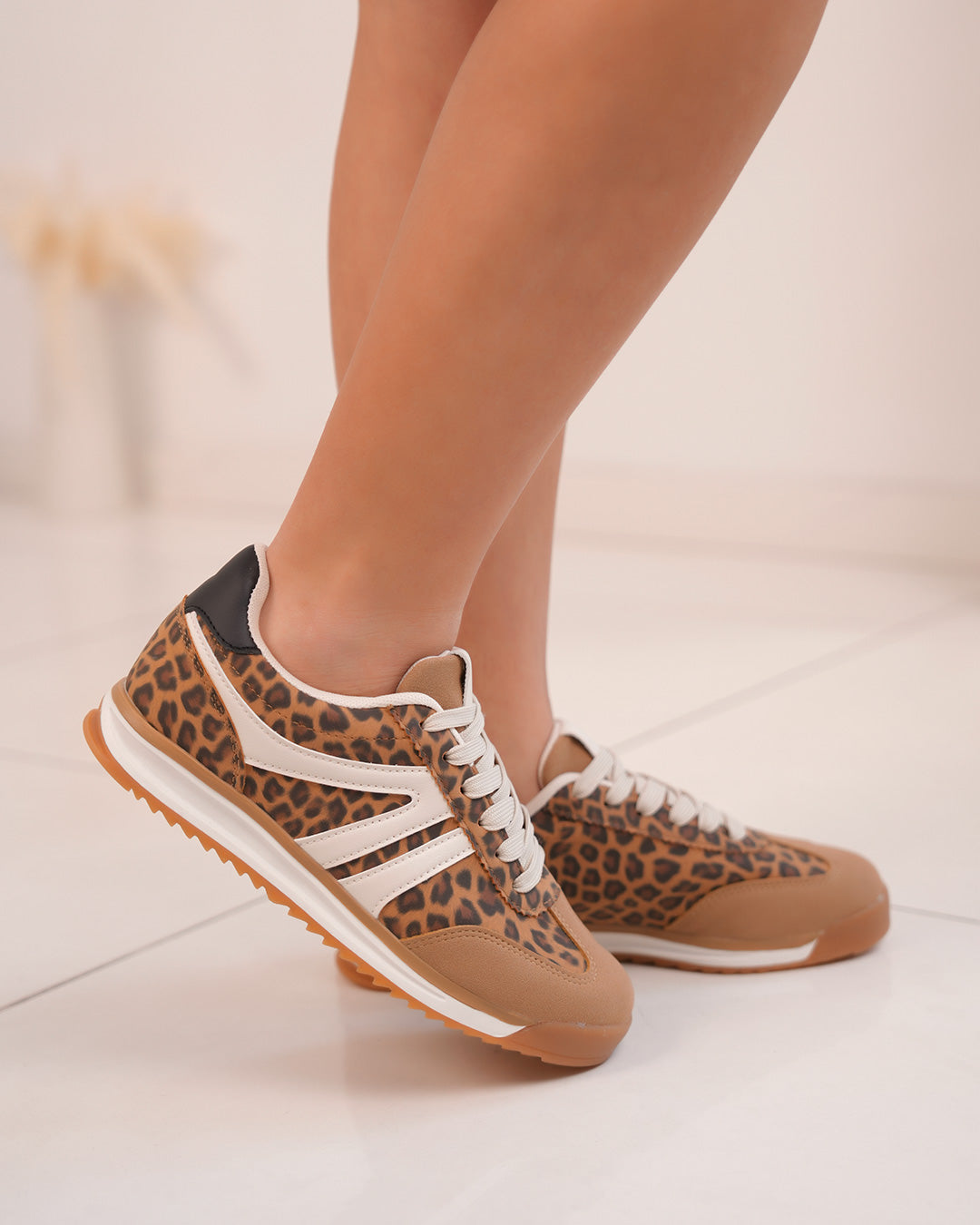 Basket femme marron à imprimé léopard et bandes blanches