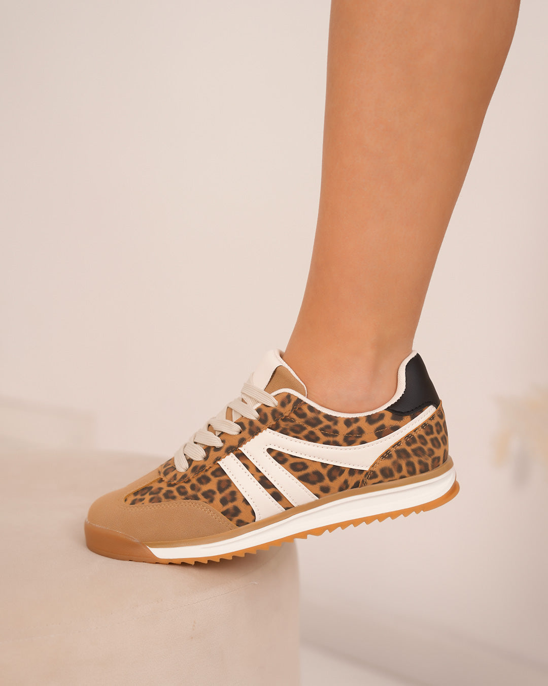 Basket femme marron à imprimé léopard et bandes blanches
