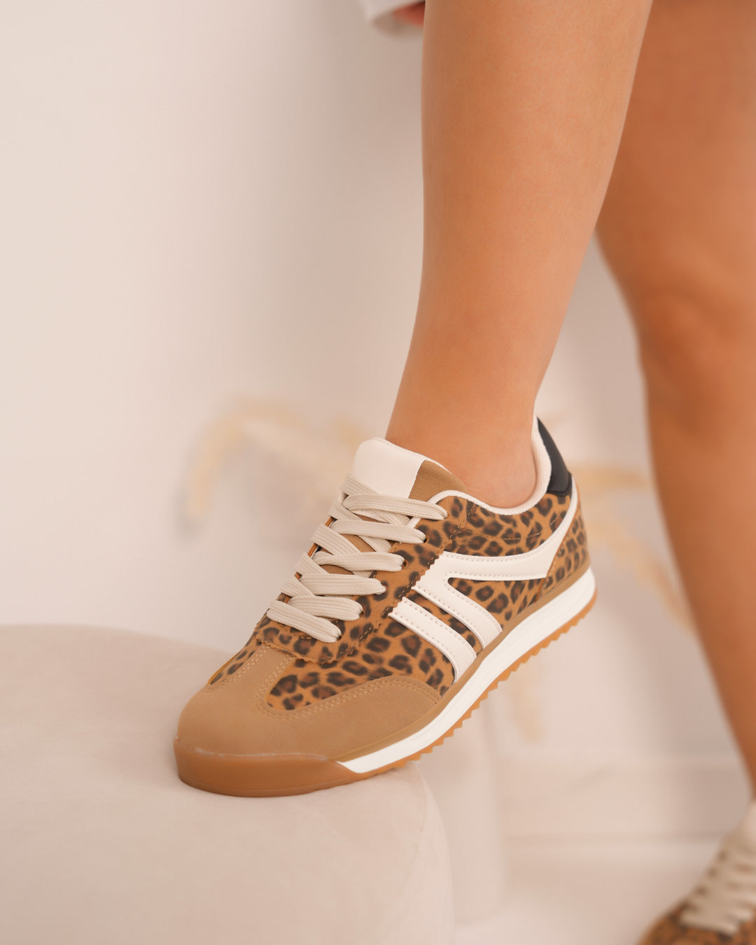 Basket femme marron à imprimé léopard et bandes blanches