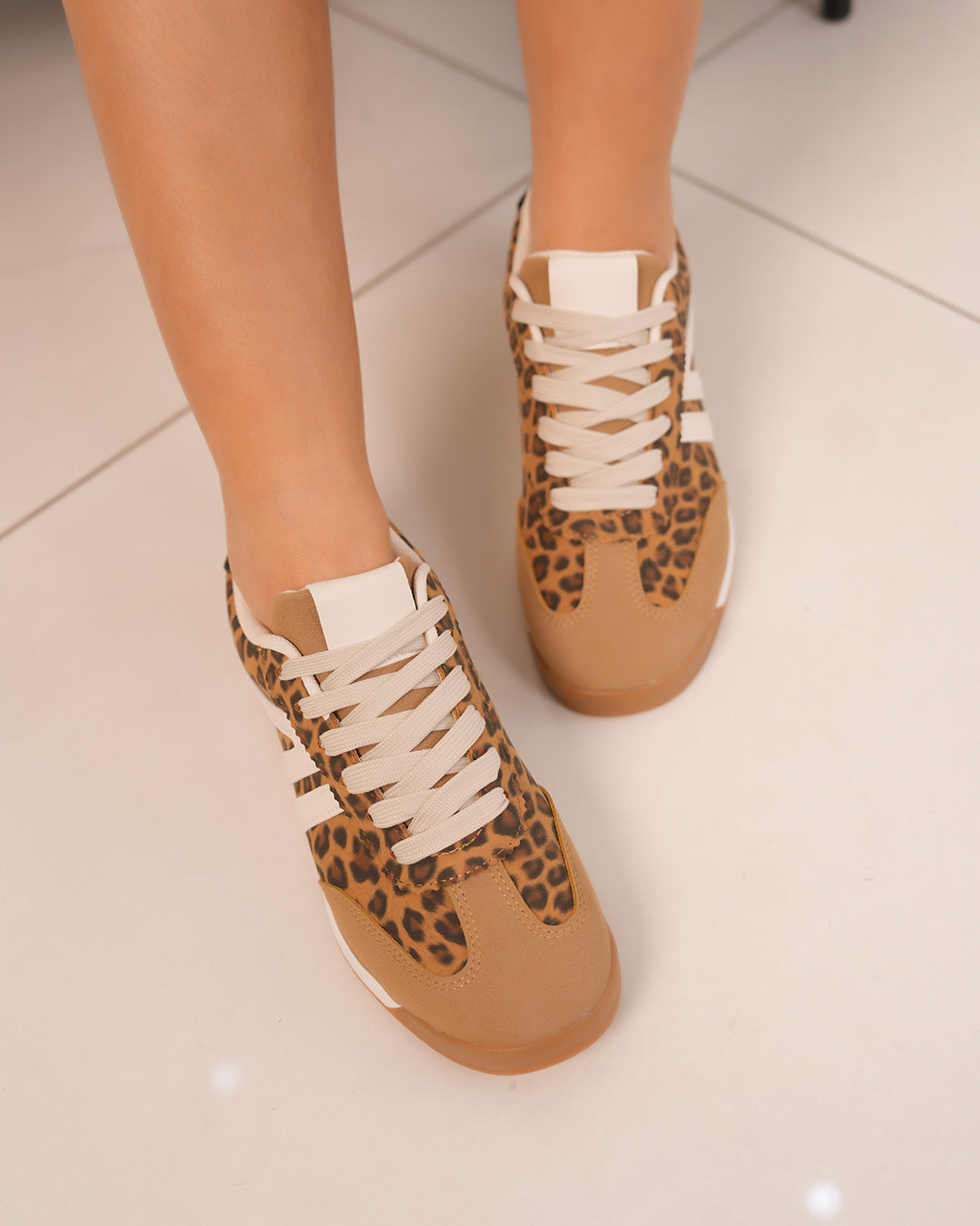 Basket femme marron à imprimé léopard et bandes blanches
