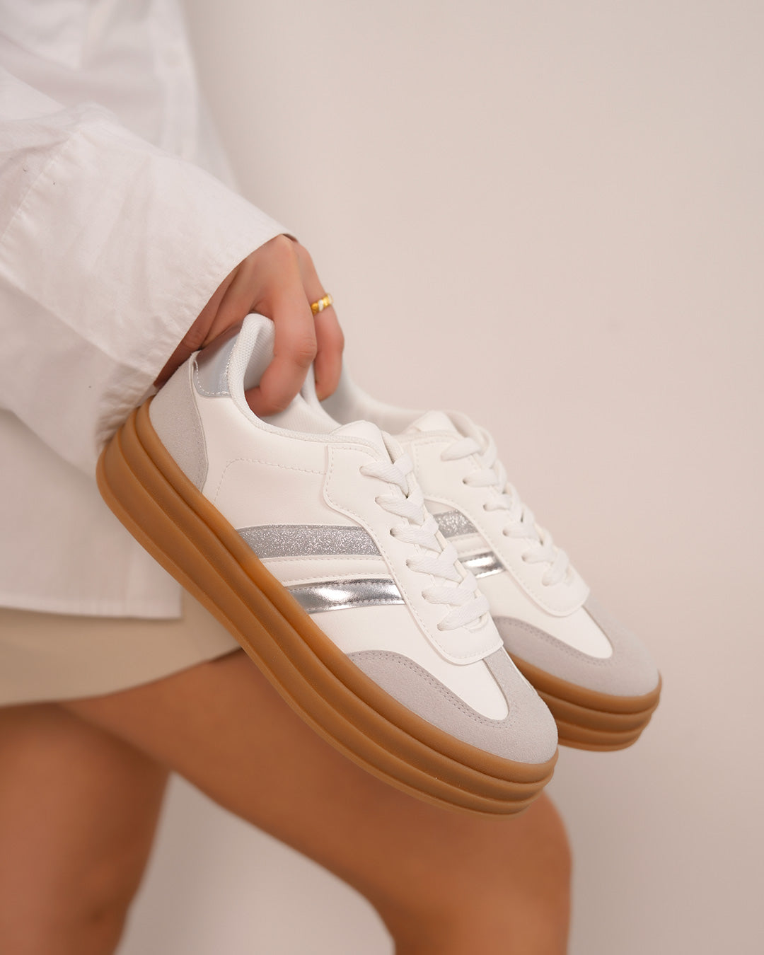 Basket femme blanche avec empiècement gris et détails argentés