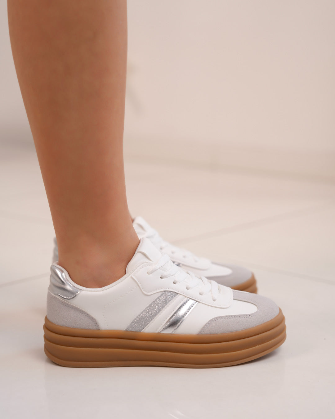 Basket femme blanche avec empiècement gris et détails argentés