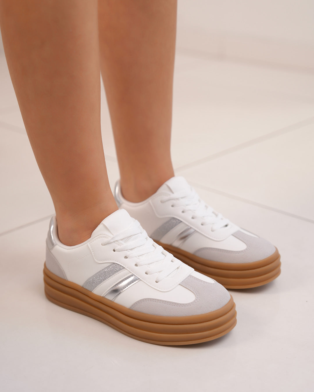 Basket femme blanche avec empiècement gris et détails argentés