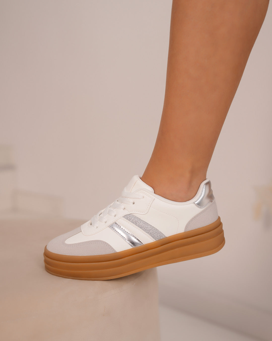 Basket femme blanche avec empiècement gris et détails argentés