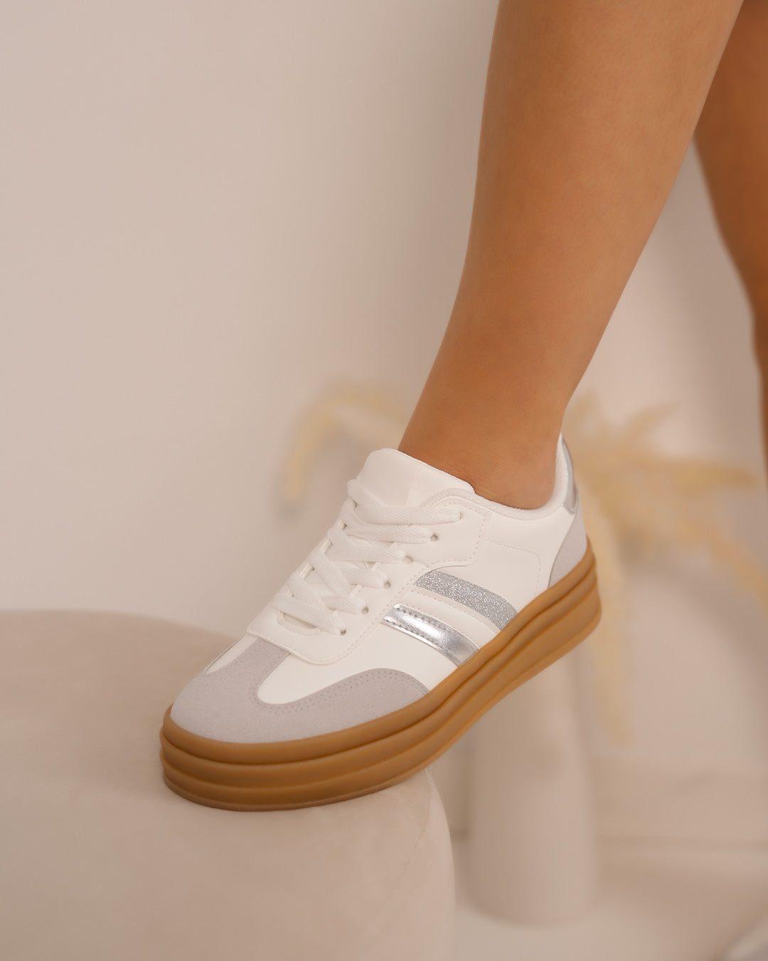 Basket femme blanche avec empiècement gris et détails argentés