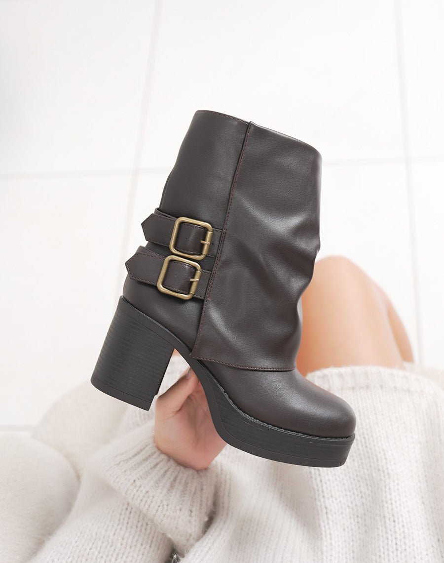 Bottines marron à revers et doubles boucles dorées avec talon carré