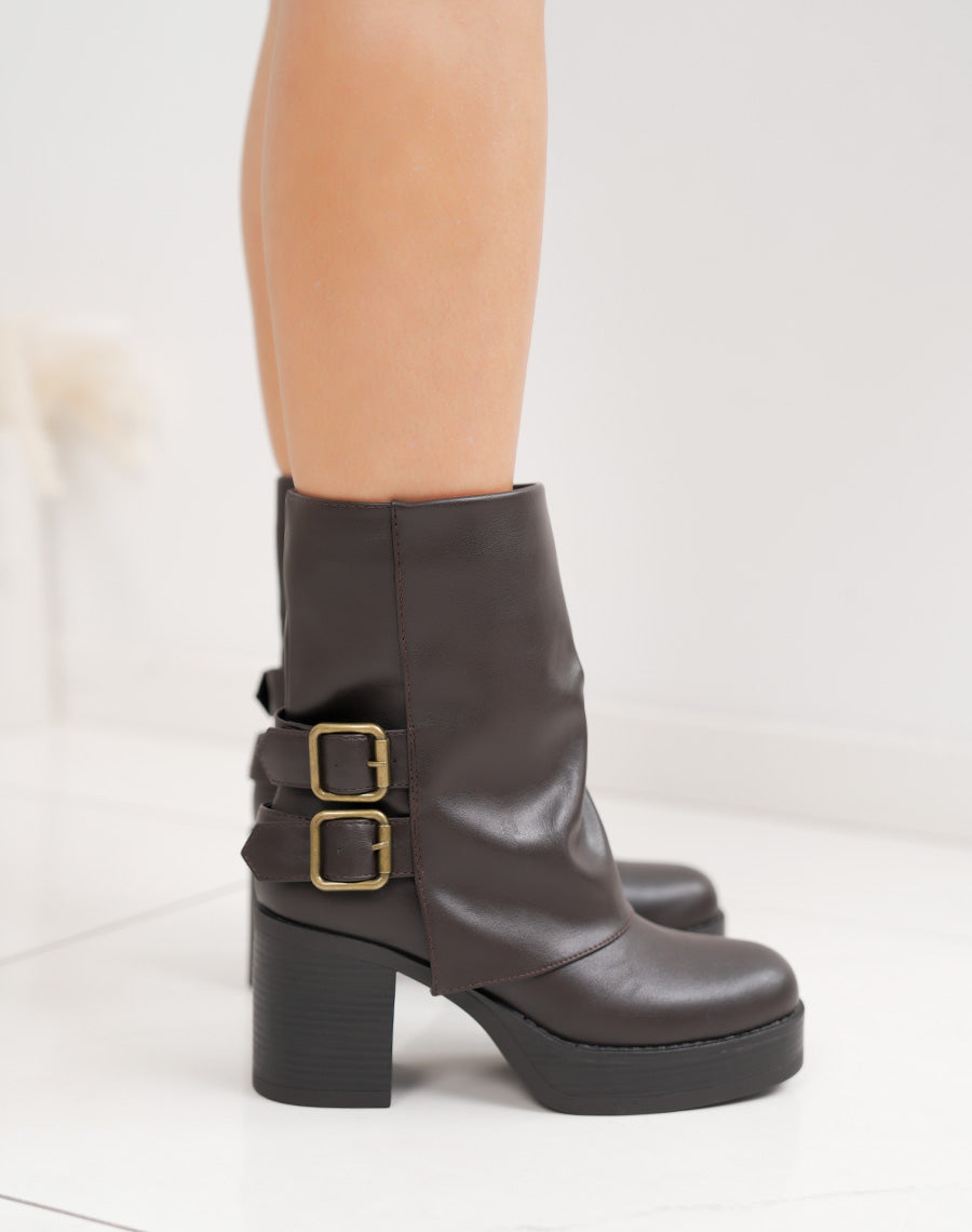 Bottines marron à revers et doubles boucles dorées avec talon carré