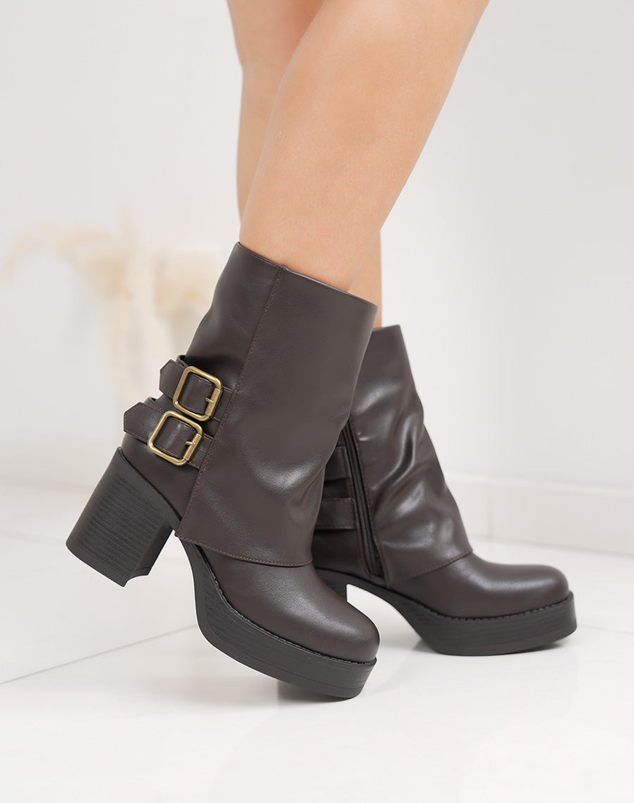 Bottines marron à revers et doubles boucles dorées avec talon carré