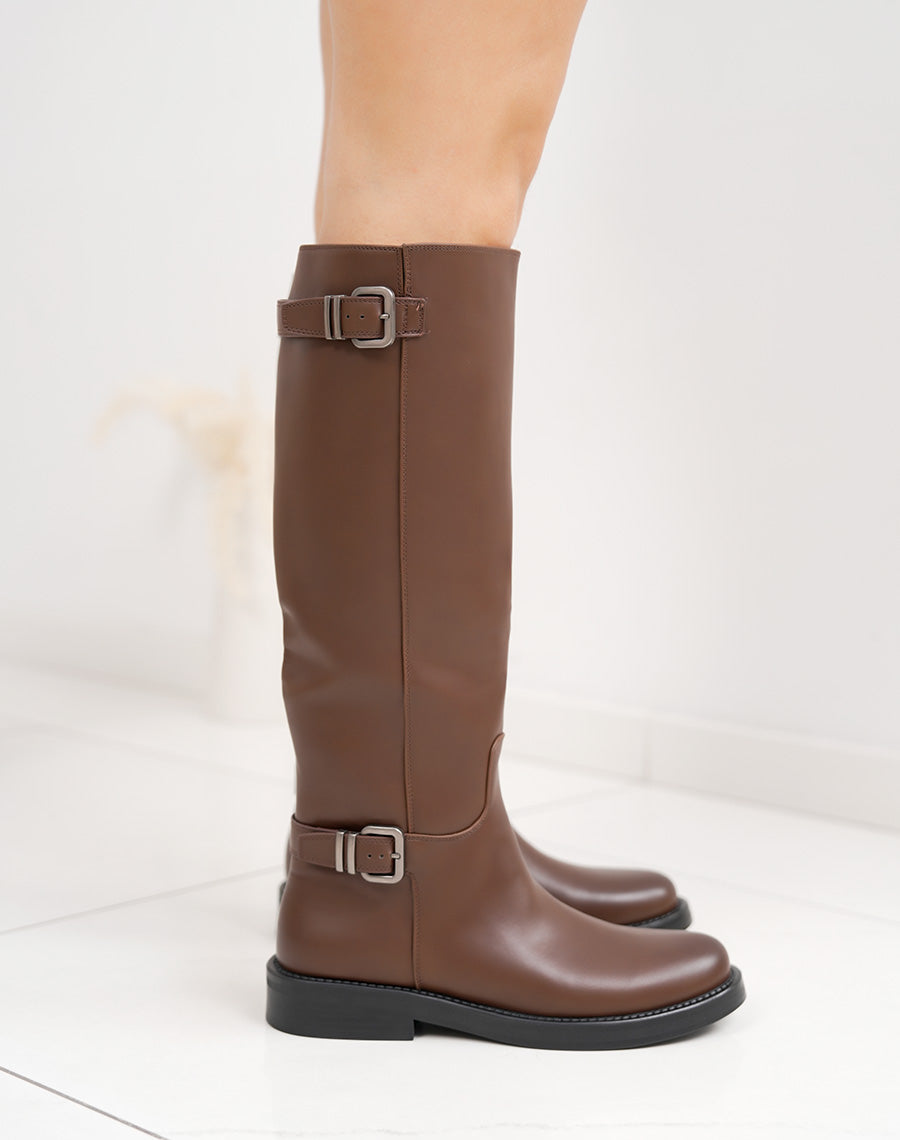 Bottes cavalières marron à sangles décoratives et talon plat