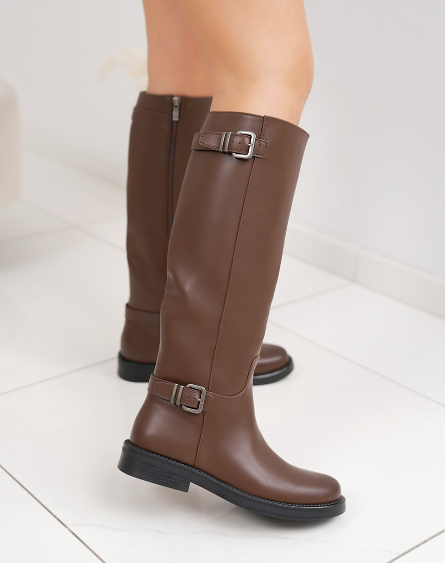 Bottes cavalières marron à sangles décoratives et talon plat