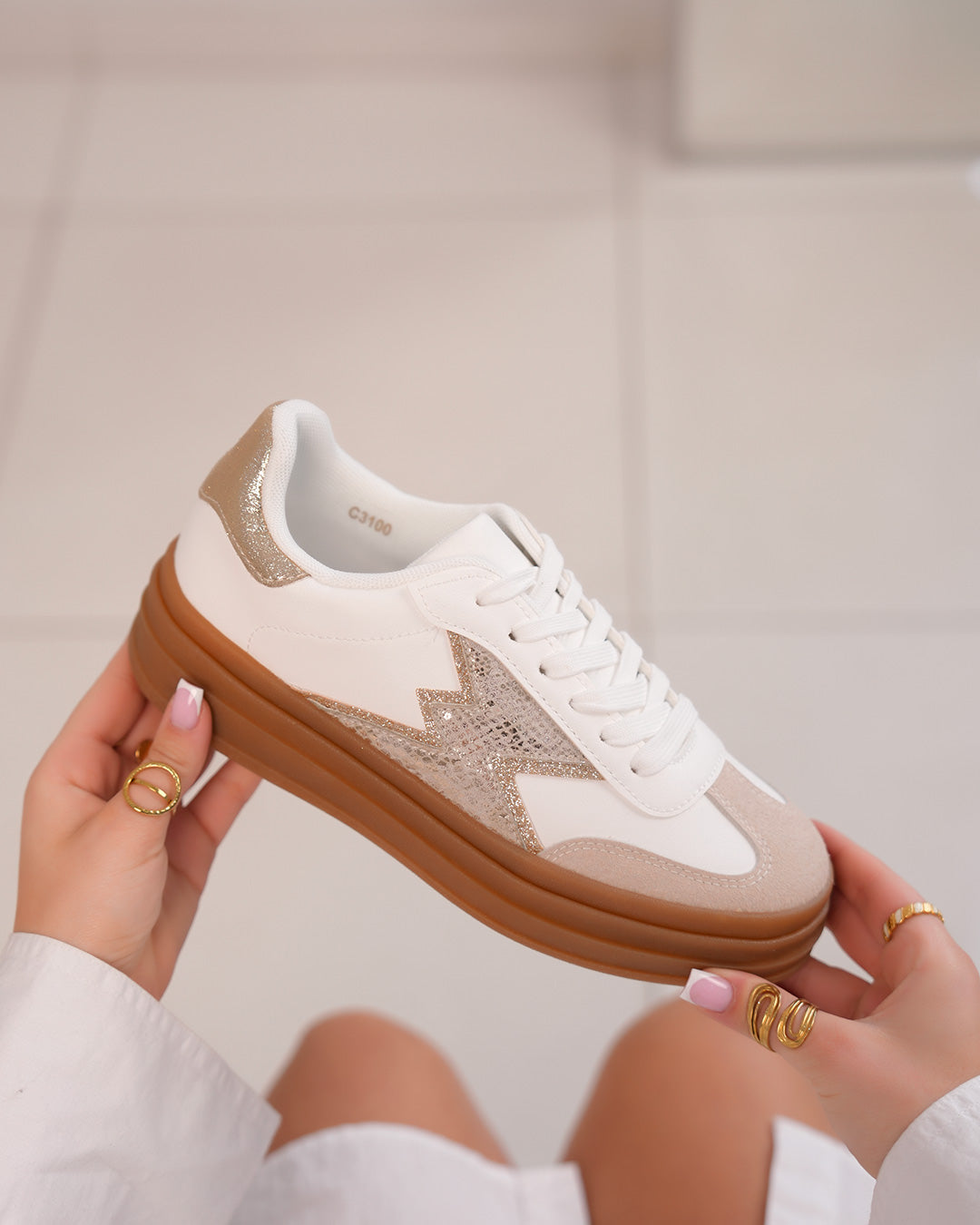 Basket femme blanche avec empiècements beige et doré pailleté