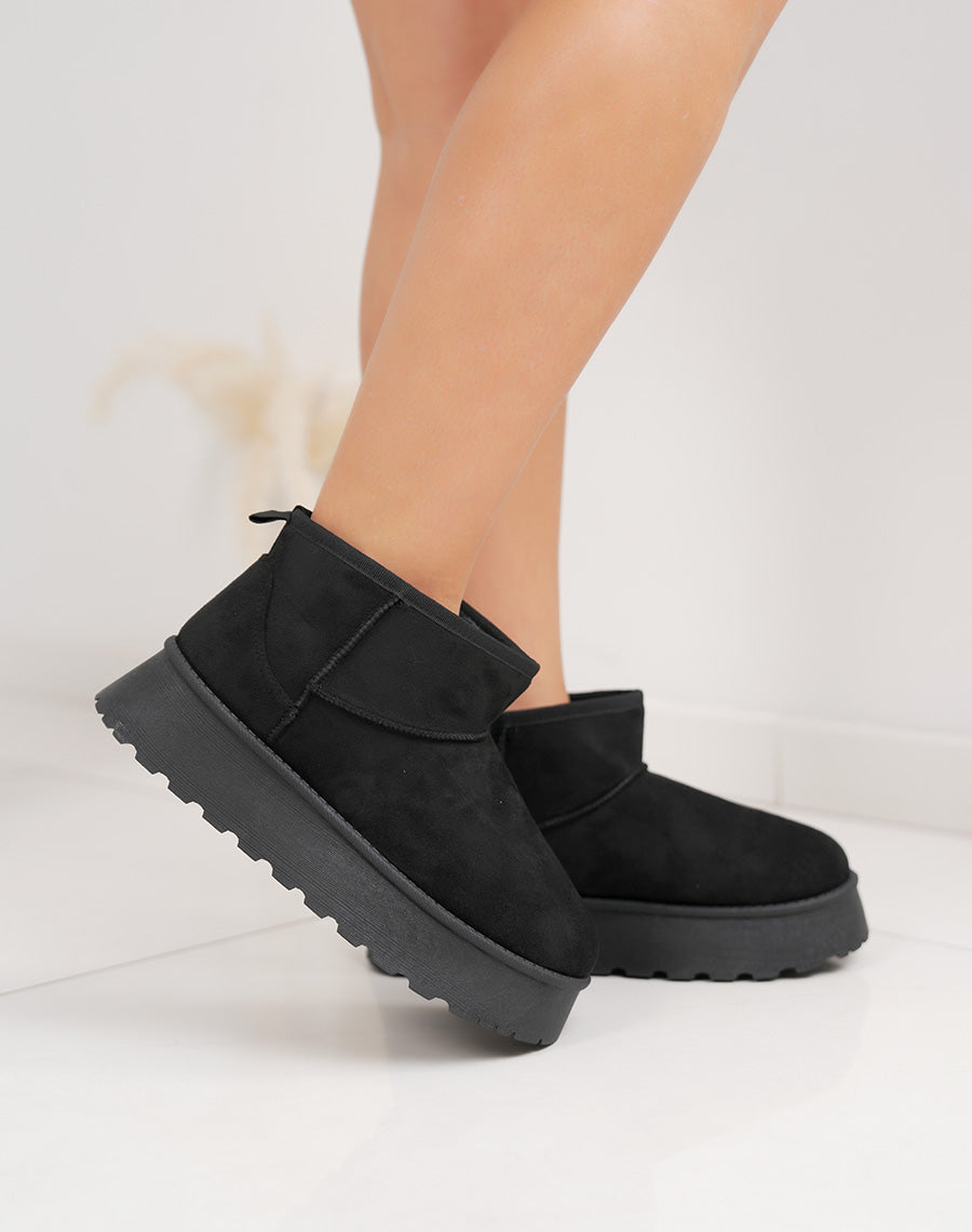 Bottines basses noires en suédine à plateforme fourrées
