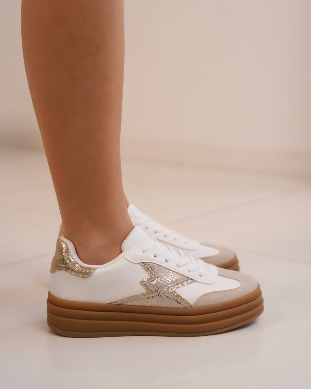 Basket femme blanche avec empiècements beige et doré pailleté